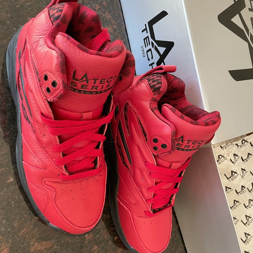 LA GEAR (Brand New) Red High Top, Light Up, High Top Sneakers. THROW BACKS 1992
